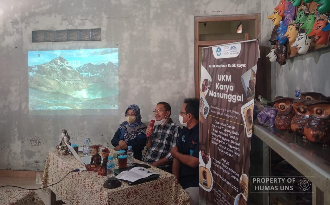 LPPM UNS Dampingi Pengrajin Topeng Batik di Patuk, Gunung Kidul