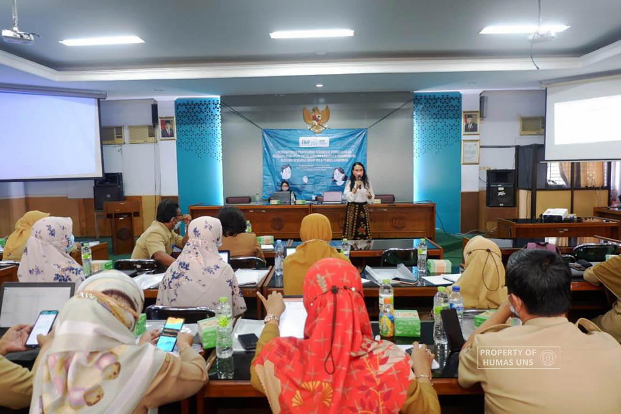 Dosen FKIP UNS Dampingi Penyusunan Perangkat Pembelajaran Berbasis Etno-STEM untuk Guru IPA Kabupaten Karanganyar
