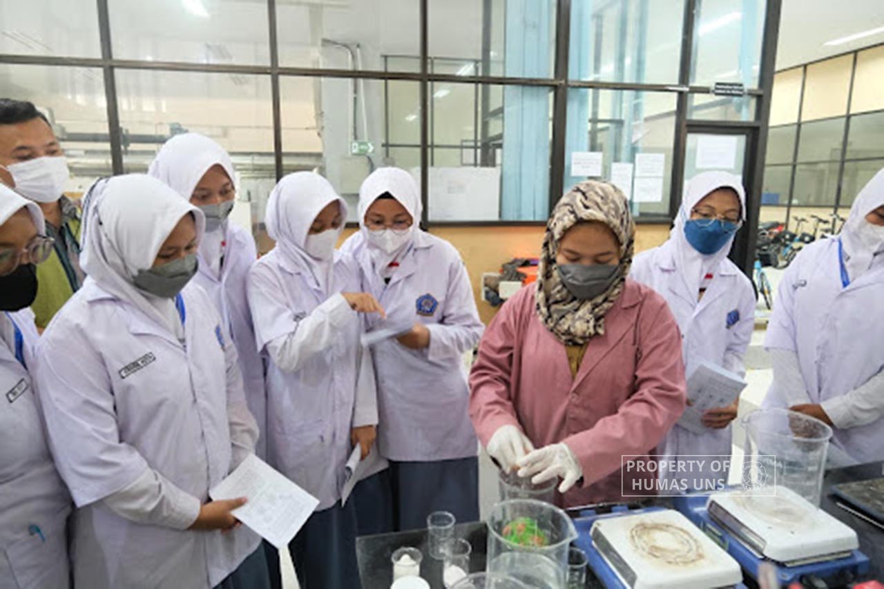 Dosen UNS Berikan Pengenalan Industri Baterai Lithium-Ion kepada Guru dan Siswa SMK Muhammadiyah 4 Surakarta