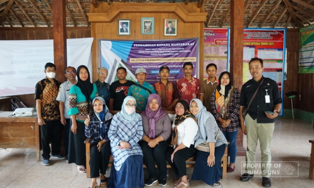 Tingkatkan Pemasaran Minyak Kayu Putih di Desa Wonoharjo, Dosen PKP UNS Adakan Pelatihan Digital Marketing