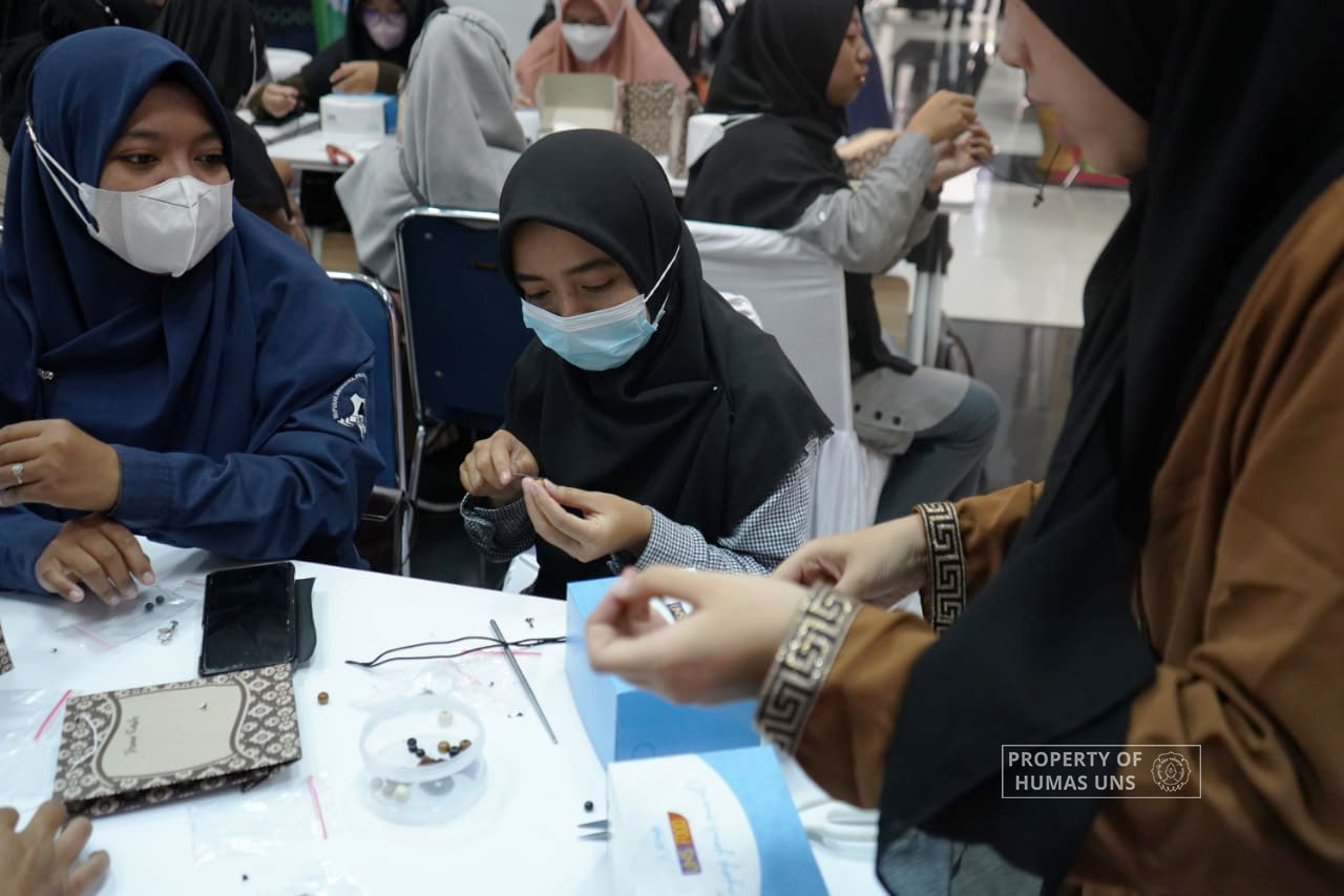 Lokakarya Expo Kewirausahaan UNS 2022 Ajarkan Pembuatan Pengait Masker Bernuansa Etnik