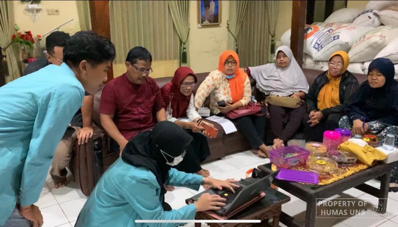 Mahasiswa UNS Bantu Mengolah Strategi Pemasaran Beras Mentik di Kelurahan Bolong, Karanganyar
