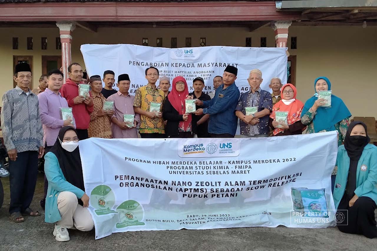 Dosen FMIPA UNS Manfaatkan Zeolit Alam Klaten sebagai Agen Slow Release Pupuk Petani di Dusun Bulu, Karanganyar