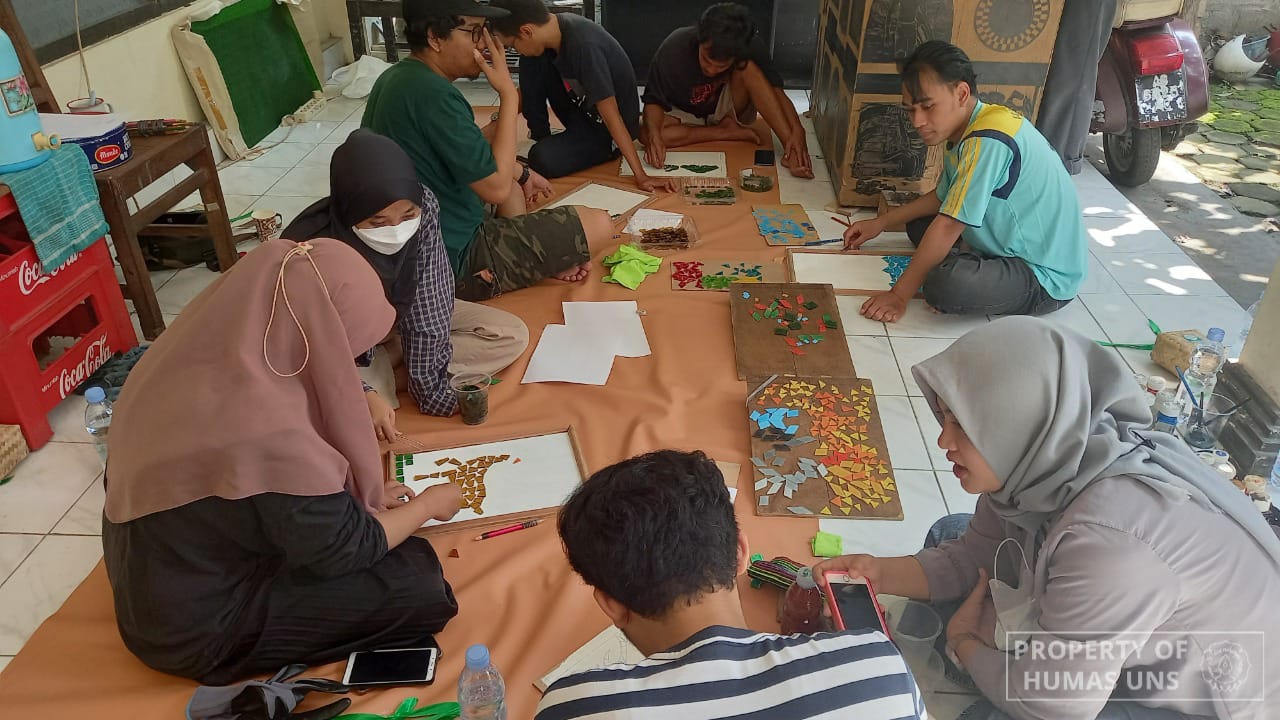 Prodi Seni Rupa Murni UNS Gelar Workshop Implementasi Limbah Kaca Menjadi Karya Mozaik Bertema Cerita Rakyat