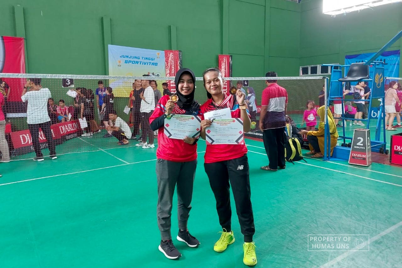 Mahasiswa FKOR UNS Raih Juara 3 Ganda Putri Kejurkot Bulu Tangkis Kota Semarang 2022