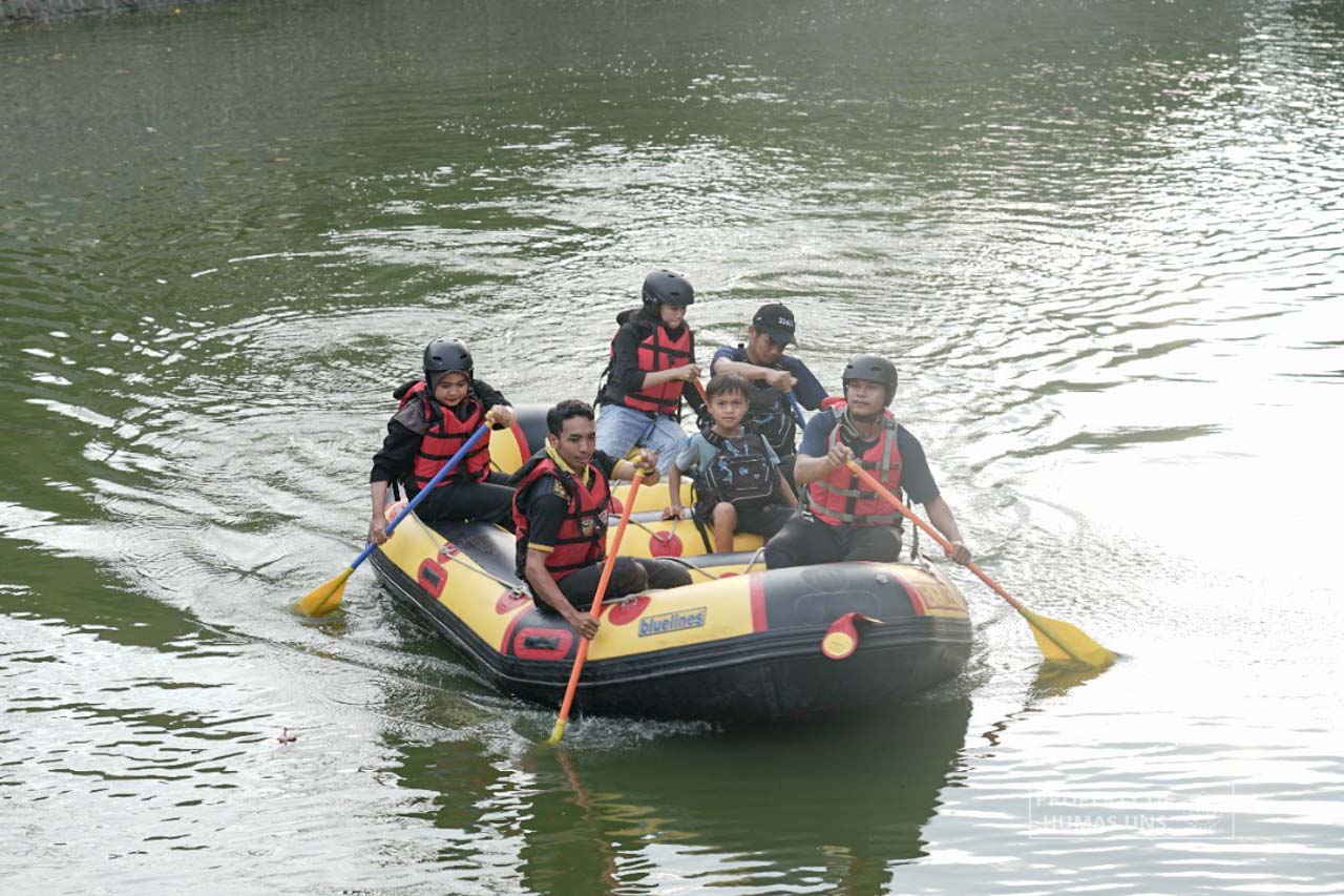 UKM Garba Wira Bhuana Ajak Mahasiswa Mencoba Kano dan Flying Fox di Danau UNS