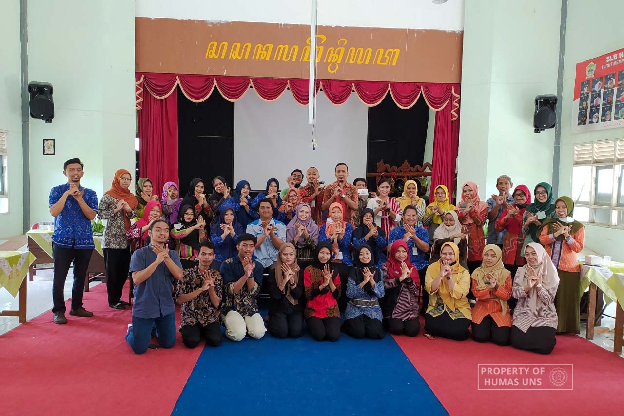 Dosen PKh UNS Perkuat Fungsi Komunitas Sahabat Tuli di SLBN Temanggung sebagai Sekolah Penggerak dengan Bahasa Isyarat