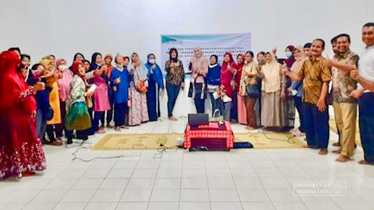 Tim Pengabdian Masyarakat FEB UNS Beri Pelatihan Kewirausahaan dan Pembuatan Pamflet Promosi UMKM Kuliner di Palur, Karanganyar