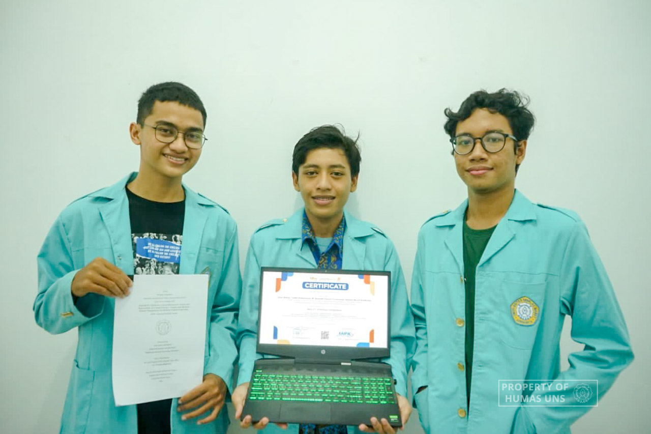 Tiga Mahasiswa FISIP UNS Berhasil Raih Juara 2 National Writing Competition