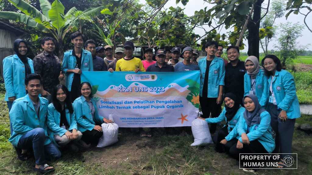 Mahasiswa KKN UNS Ajak Peternak Kambing Desa Janti, Klaten Olah Kotoran Kambing jadi Pupuk Organik