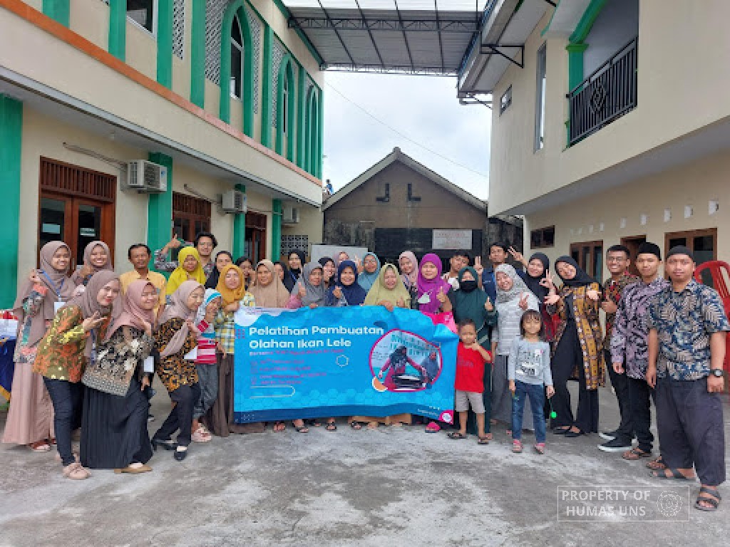 Mahasiswa PPG UNS Tingkatkan Minat Usaha Masyarakat Mojosongo, Surakarta Melalui Pelatihan Mengolah Ikan Lele