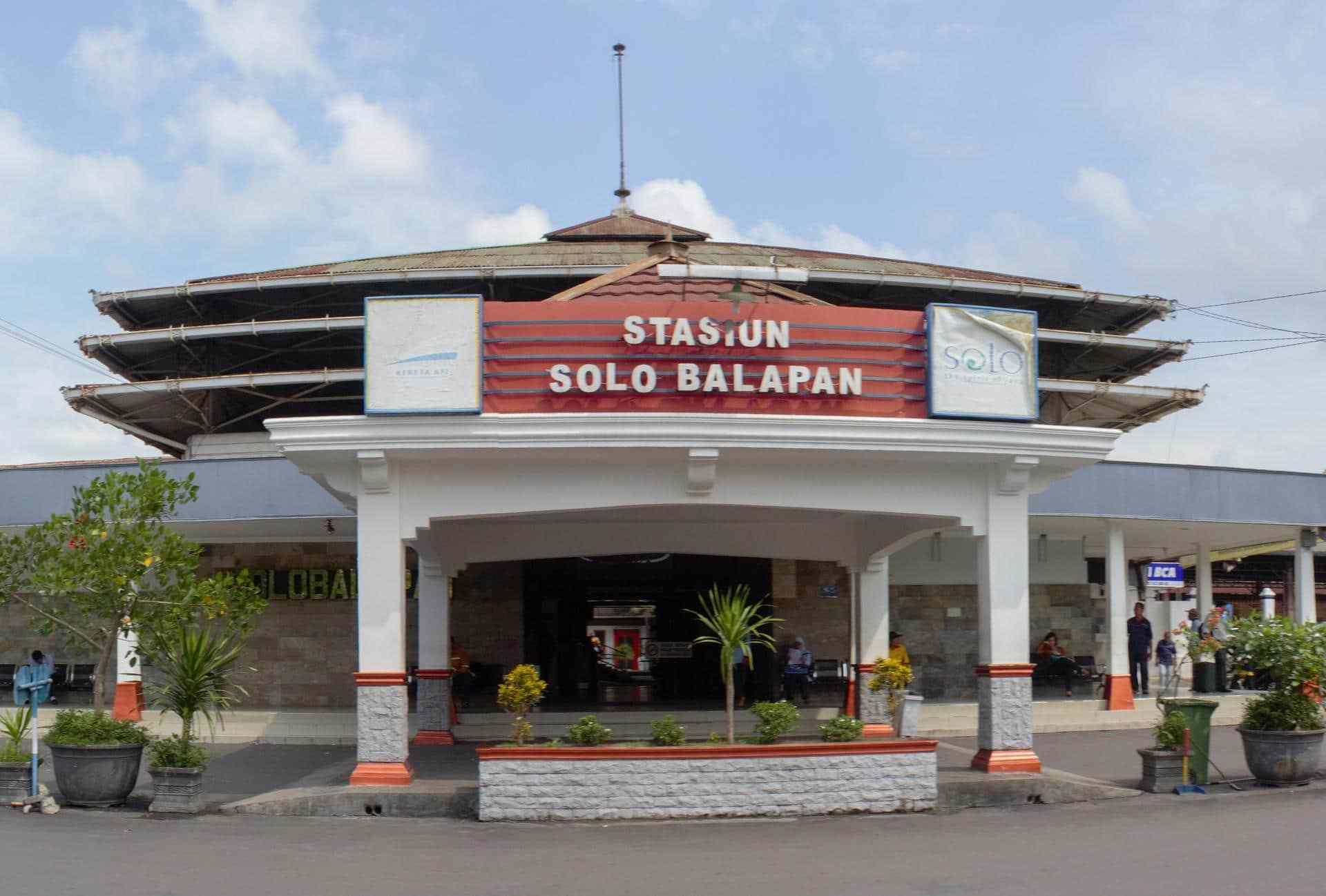 Solo_Balapan_Station_front-1.jpg