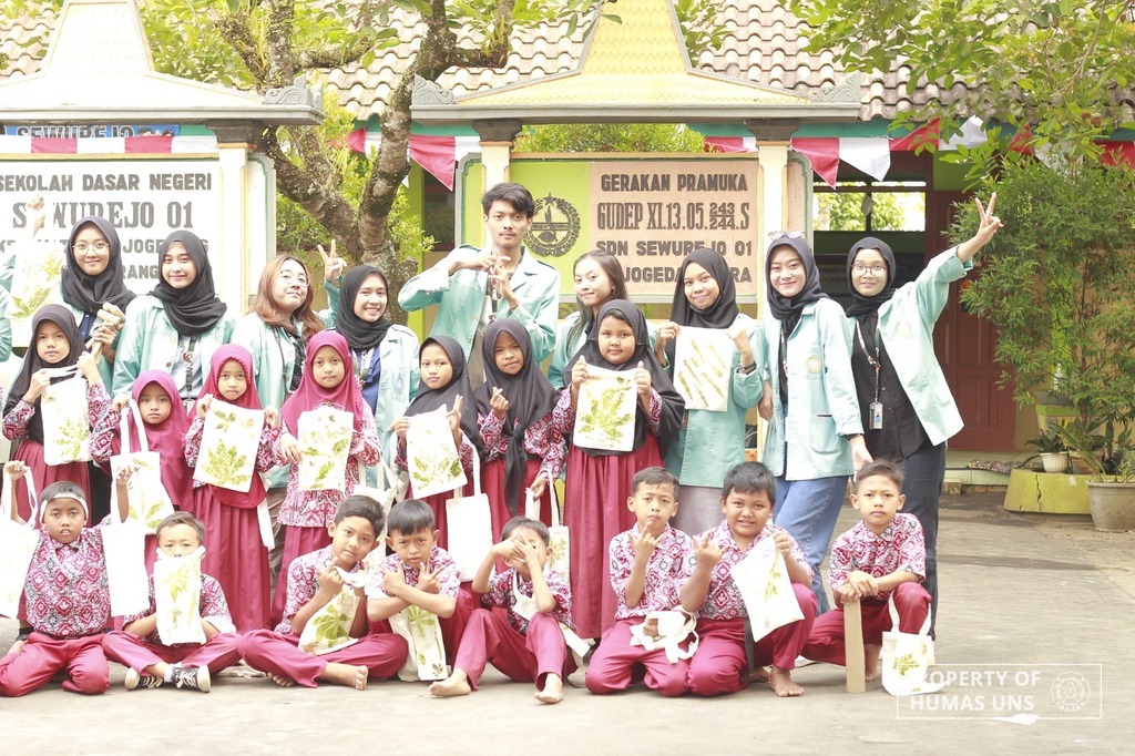 Melatih Kreativitas, Kelompok 185 KKN UNS 2023 Ajak Siswa SDN 01 Sewurejo Membuat Ecoprint