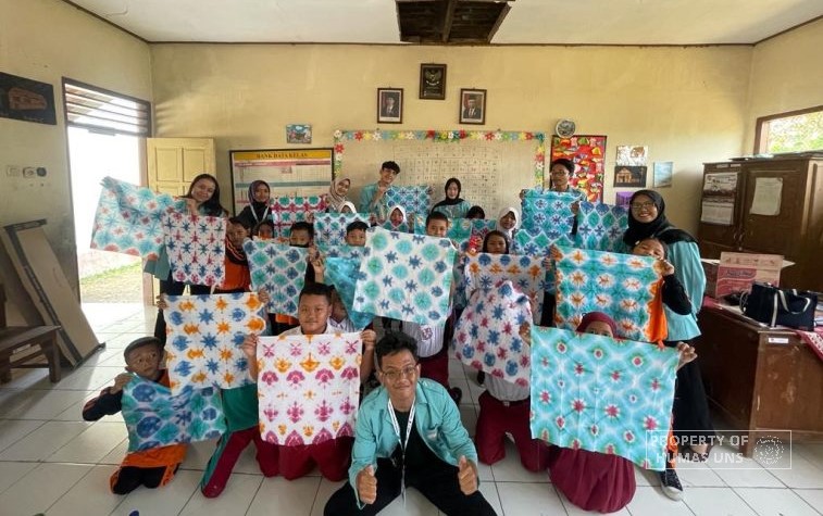 KKN Kelompok 44 UNS Kenalkan Pelatihan Tie Dye Batik Jumputan SD Negeri 03 Giriroto