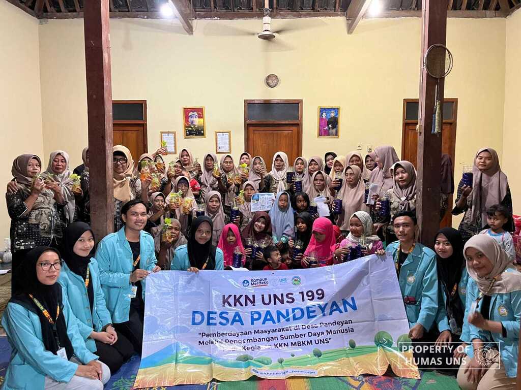 Tim KKN Kelompok 199 UNS Beri Pelatihan Hidroponik Botol Bekas di Dusun Cabeyan, Karanganyar