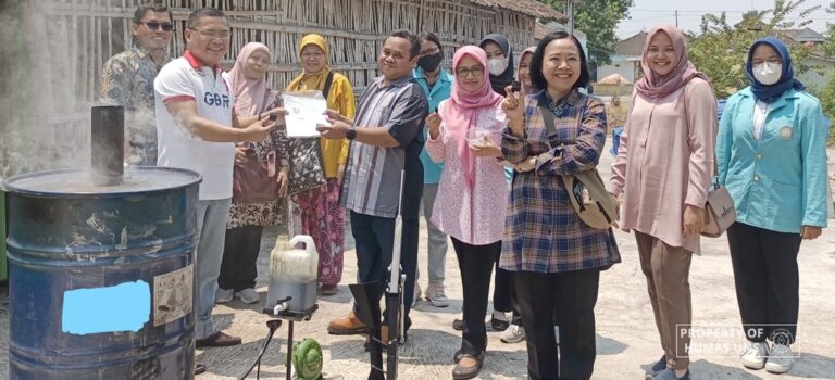 Dosen Prodi Teknik Kimia UNS Gelar Pelatihan Pembuatan Briket Arang dari Limbah Cangkang Biji Nyamplung