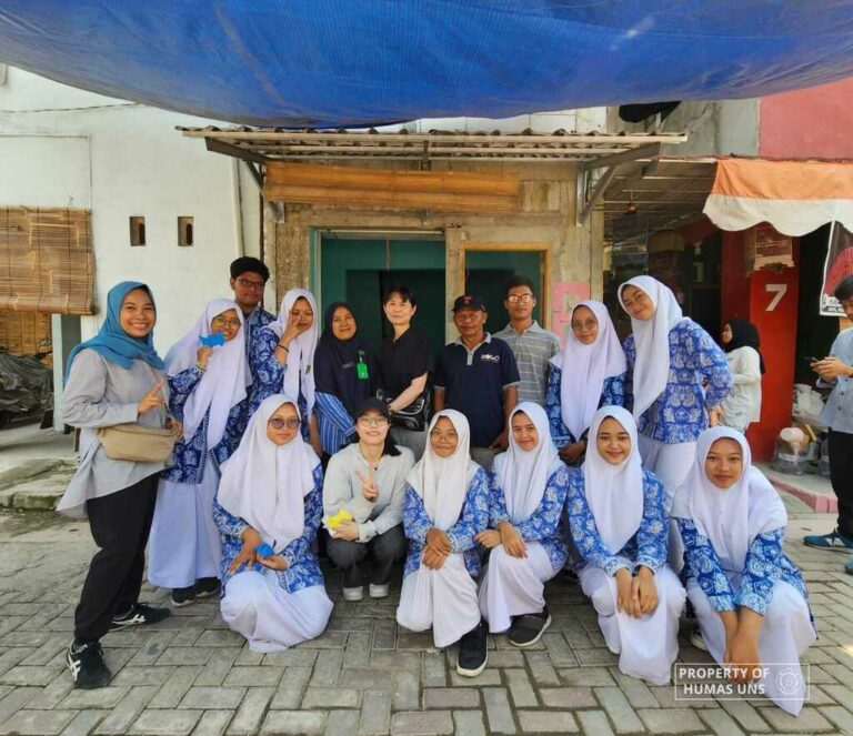 PSJ dan URDC Labo UNS Bermain Origami Bersama Warga Kampung Tipes, Surakarta