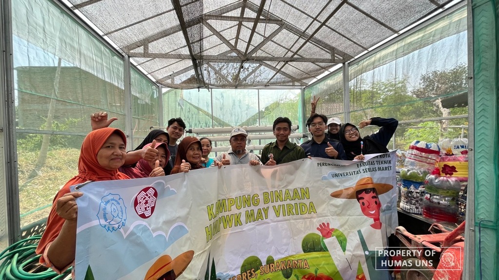Tim PPK Ormawa HMPWK UNS Inisiasi Vertiminaponik di Kelurahan Mojosongo, Surakarta