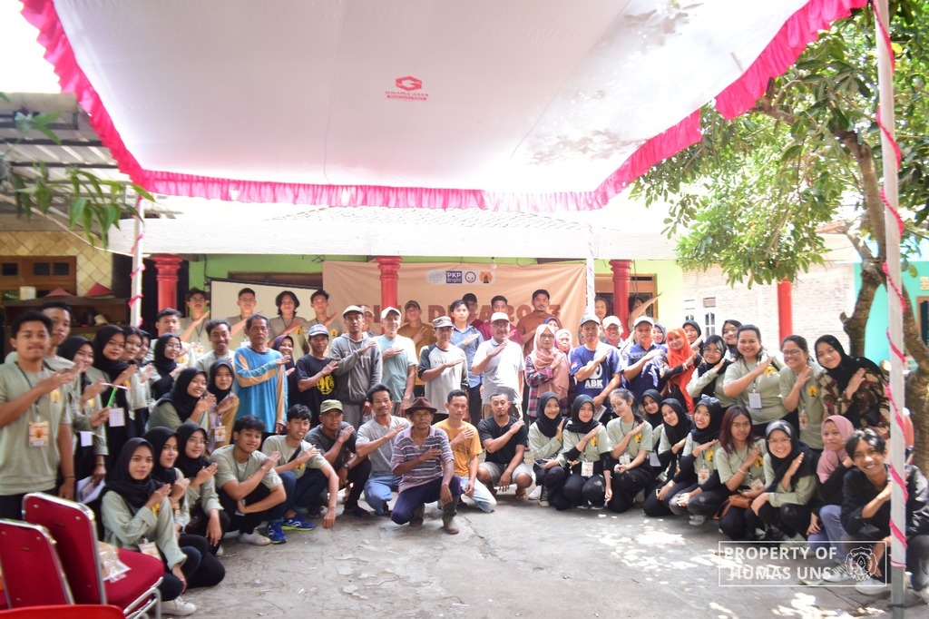 Warga Desa Kragan Miliki Keterampilan Baru Usai Berlatih Membuat Pupuk dengan Mahasiswa UNS