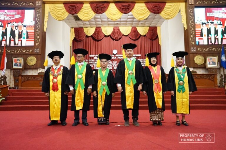 Kukuhkan Guru Besar Baru, Rektor UNS: Jadilah Idola Mahasiswa dan Sejawat Dosen