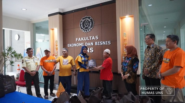 Keluarga Alumni Fakultas Ekonomi 88 UNS Gelar Bakti Sosial