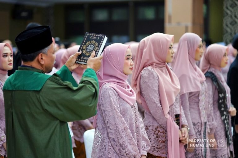 Lantik Dokter Baru, Dekan: Jaga Nama Baik FK UNS