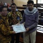 Rektor Serahkan Bantuan Kepada Mahasiswa UNS Asal Palestina