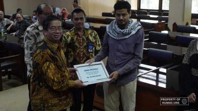 Rektor Serahkan Bantuan Kepada Mahasiswa UNS Asal Palestina