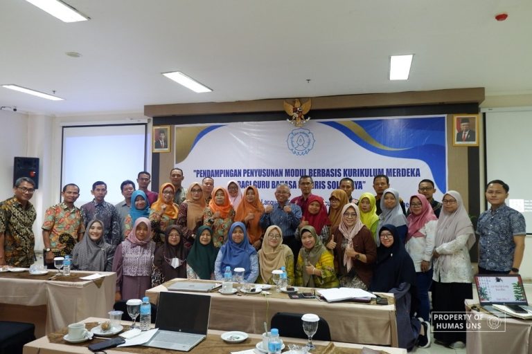 Tim PkM UNS Dampingi Penyusunan Modul Ajar untuk Guru Bahasa Inggris SMA se-Soloraya