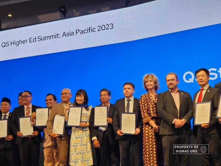 UNS Menerima Penghargaan 4-Star QS Rating