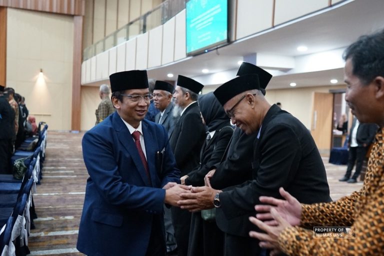 Rektor Berikan Penghargaan kepada PNS Purnatugas UNS