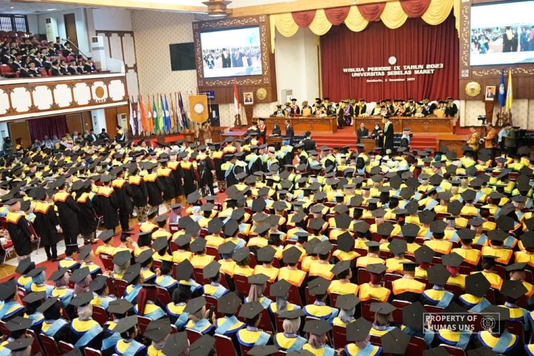 Rektor UNS Ingatkan pada Wisudawan Bahwa Kesuksesan itu Butuh Usaha