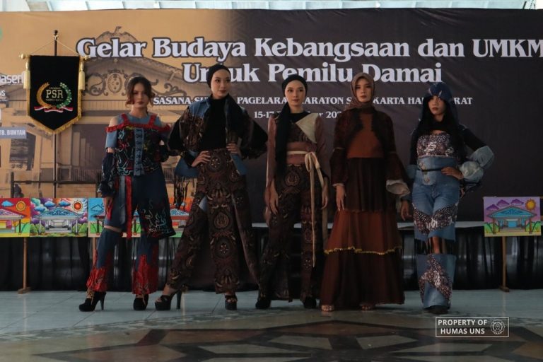 Beragam Desain Motif Batik dari Berbagai Daerah Dipamerkan di Acara Texploration UNS