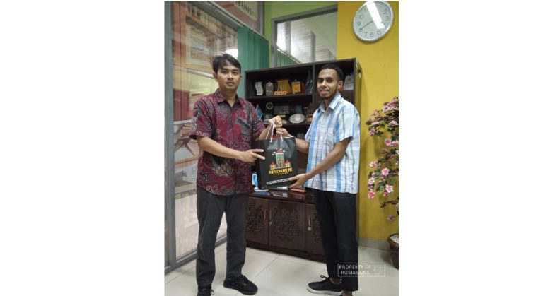 UPT Perpustakaan UNS Berikan Donasi Buku untuk Warga Desa Sombu, Wakatobi, Sulawesi Tenggara