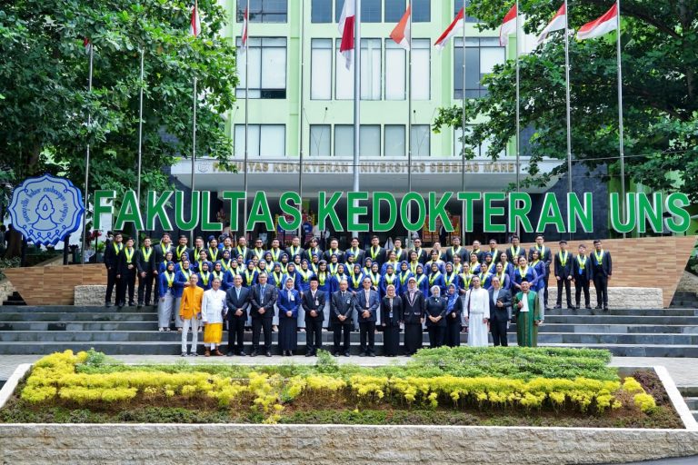 FK UNS Lantik dan Ambil Sumpah 72 Dokter Baru