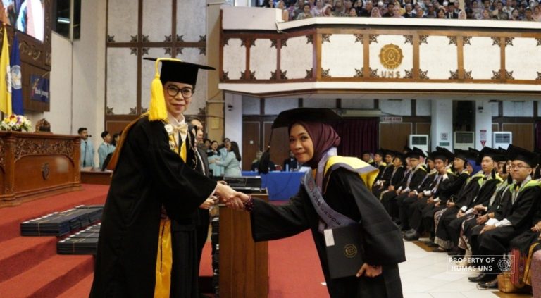Wisuda Periode 2, Plt. Rektor Lulusan Harus Berperan Sebagai Duta UNS