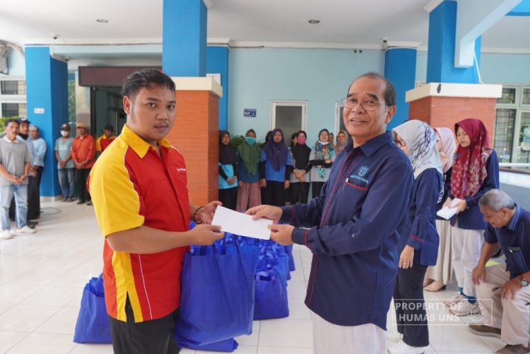 FMIPA UNS Berbagi Paket Ramadan Kepada Petugas Kebersihan