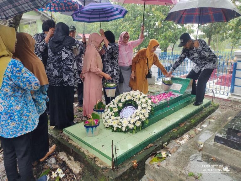 Peringati Dies Natalis ke-48, FIB UNS Ziarah ke Makam Dekan Terdahulu