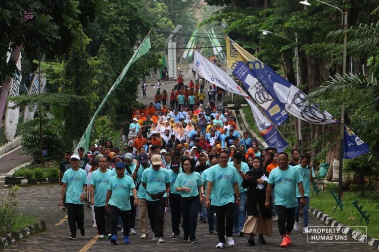 Peringati Dies Natalis ke-48, UNS Gelar Senam Bersama dan Jalan Sehat