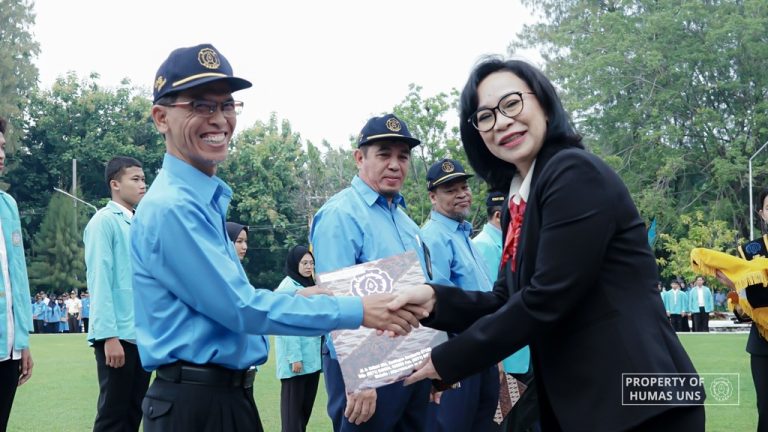 Plt. Rektor Berikan UNS Award Kepada Prof. Iftekhar Hasan