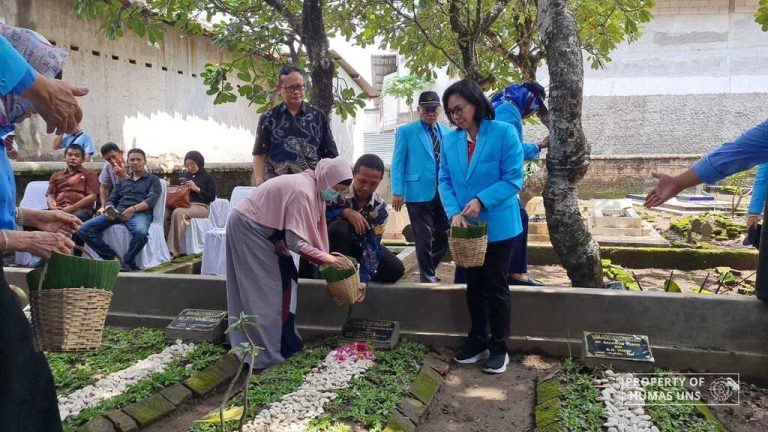 Pimpinan UNS Ziarah ke Makam Rektor Periode 2003-2011