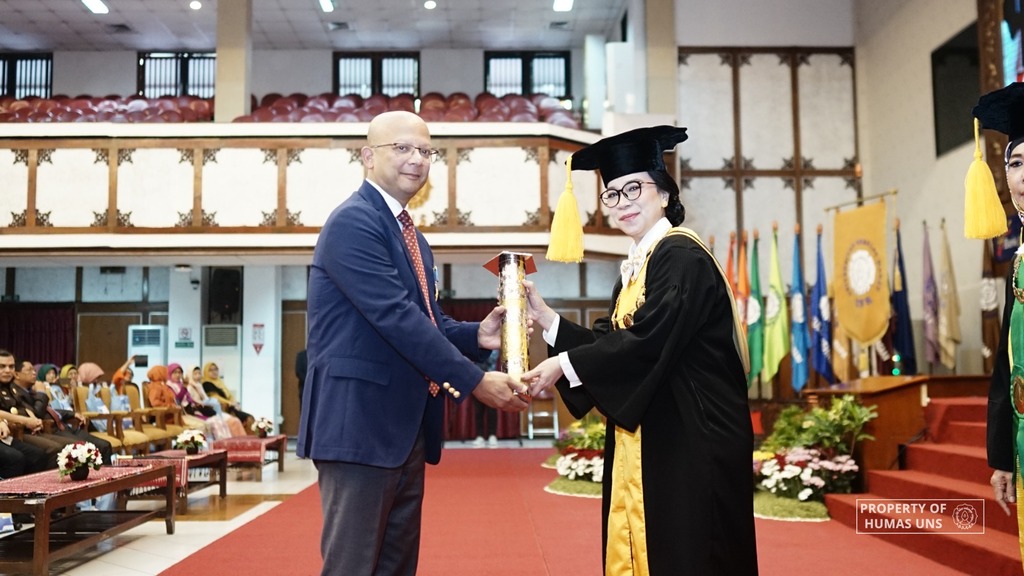 Plt. Rektor Berikan UNS Award Kepada Prof. Iftekhar Hasan