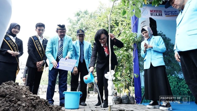 Plt. Rektor dan Guru Besar Baru UNS Tanam Pohon Langka Jelang Dies Natalis ke-48