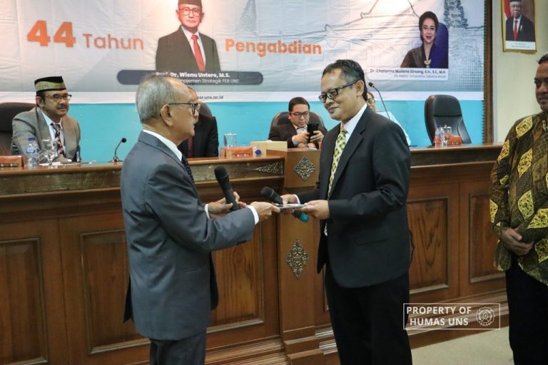 Guru Besar FEB UNS Masuki Masa Purnabakti