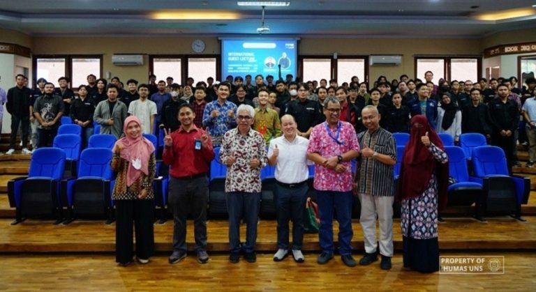 Profesor Gifu University Paparkan Nanomagnetic Material pada Kuliah Tamu Internasional FT UNS