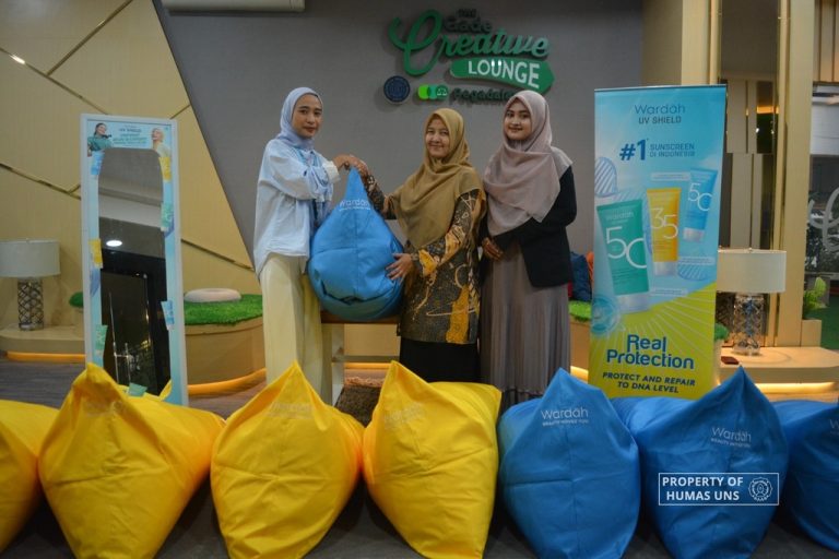 Wardah Goes to Campus Penyerahan Bean Bag Wardah untuk UPT Perpustakaan UNS