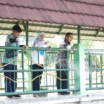 Jelang HLH Sedunia 2024, Sivitas Akademika Bersihkan dan Tebar 200 Kg Tawas di Danau UNS