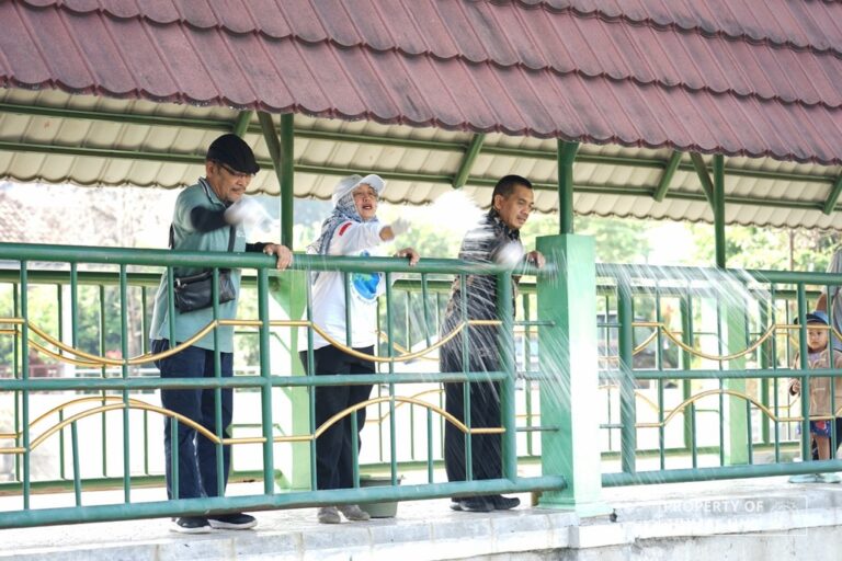 Jelang HLH Sedunia 2024, Sivitas Akademika Bersihkan dan Tebar 200 Kg Tawas di Danau UNS