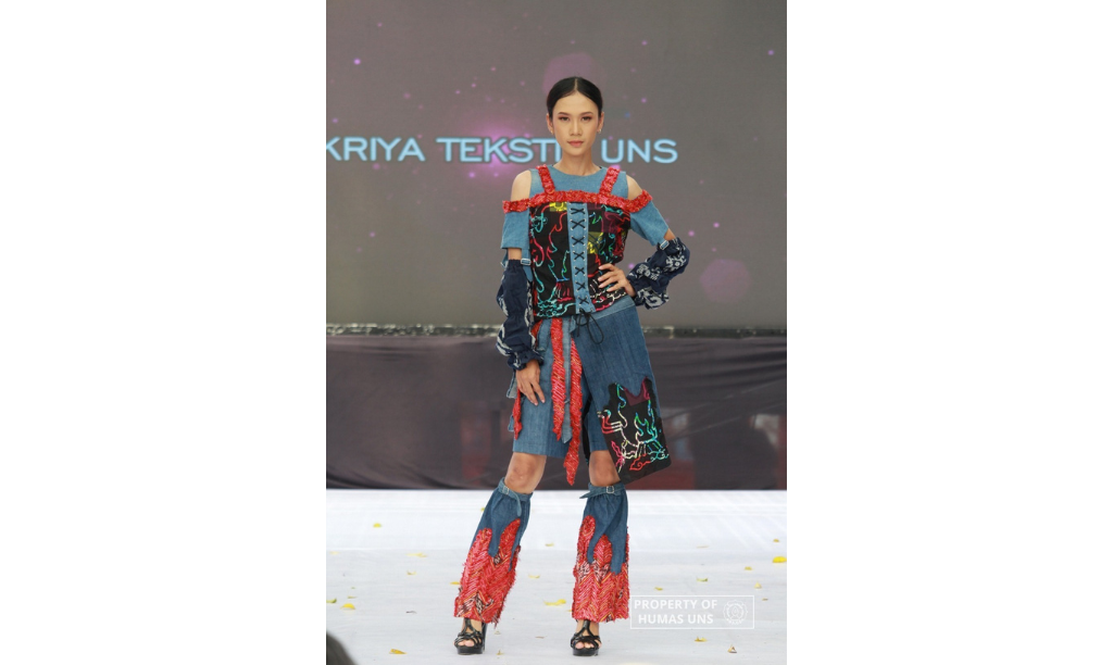 Mahasiswa Prodi Kriya Seni FSRD UNS Tampilkan Karya dalam Wastra Nusantara Fashion 2024