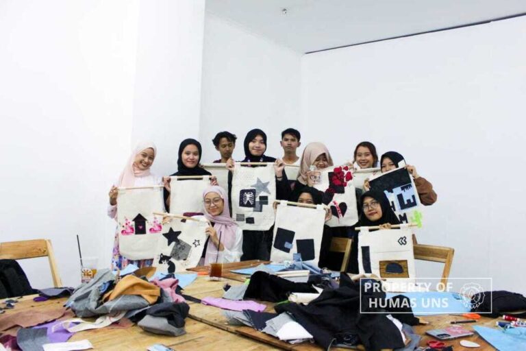 Manfaatkan Limbah Kain Perca, Tim MBKM Sekelas FSRD UNS Adakan Art Class Patchwork